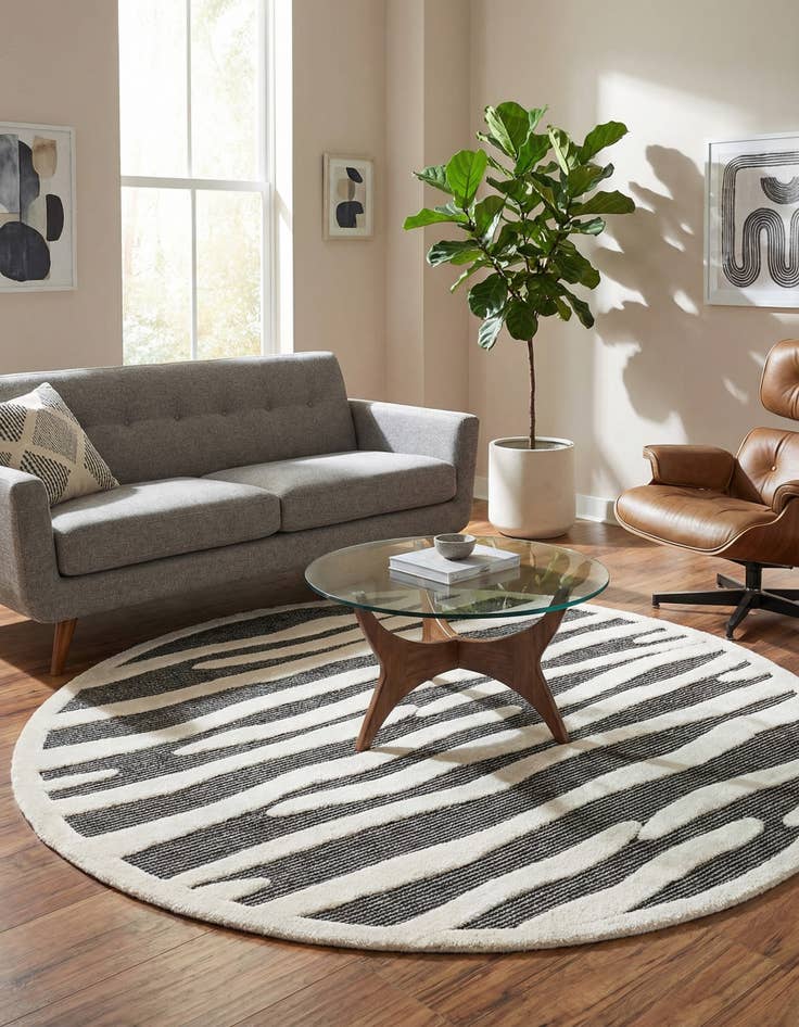 Detail image of 7' 10 x 7' 10 Prismatic Round Rug