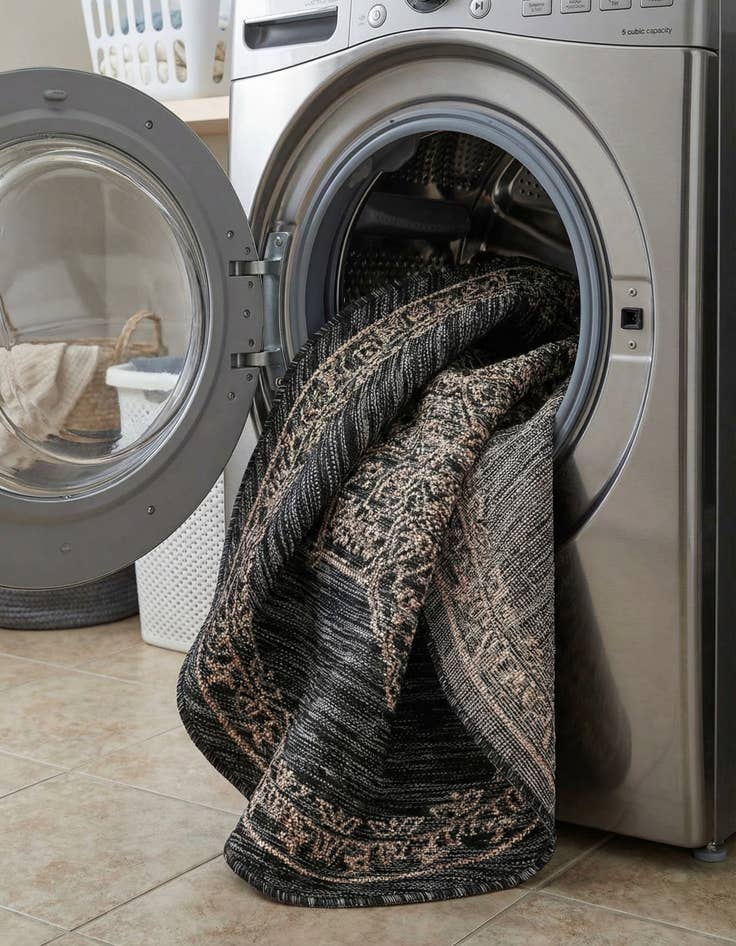 Detail image of 4' x 4'  Washable Traditional Indoor / Outdoor Round Rug