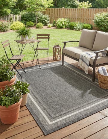 6' x 9' Easy-Clean Border Indoor / Outdoor Rug