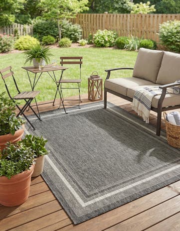 6' x 9' Easy-Clean Border Indoor / Outdoor Rug