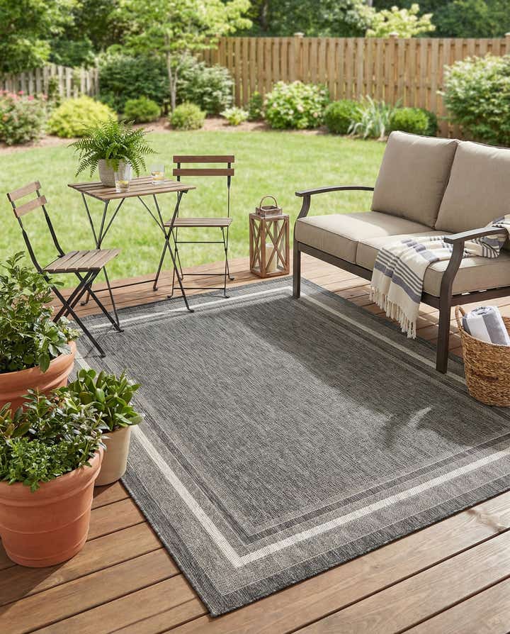 6' x 9' Easy-Clean Border Indoor / Outdoor Rug