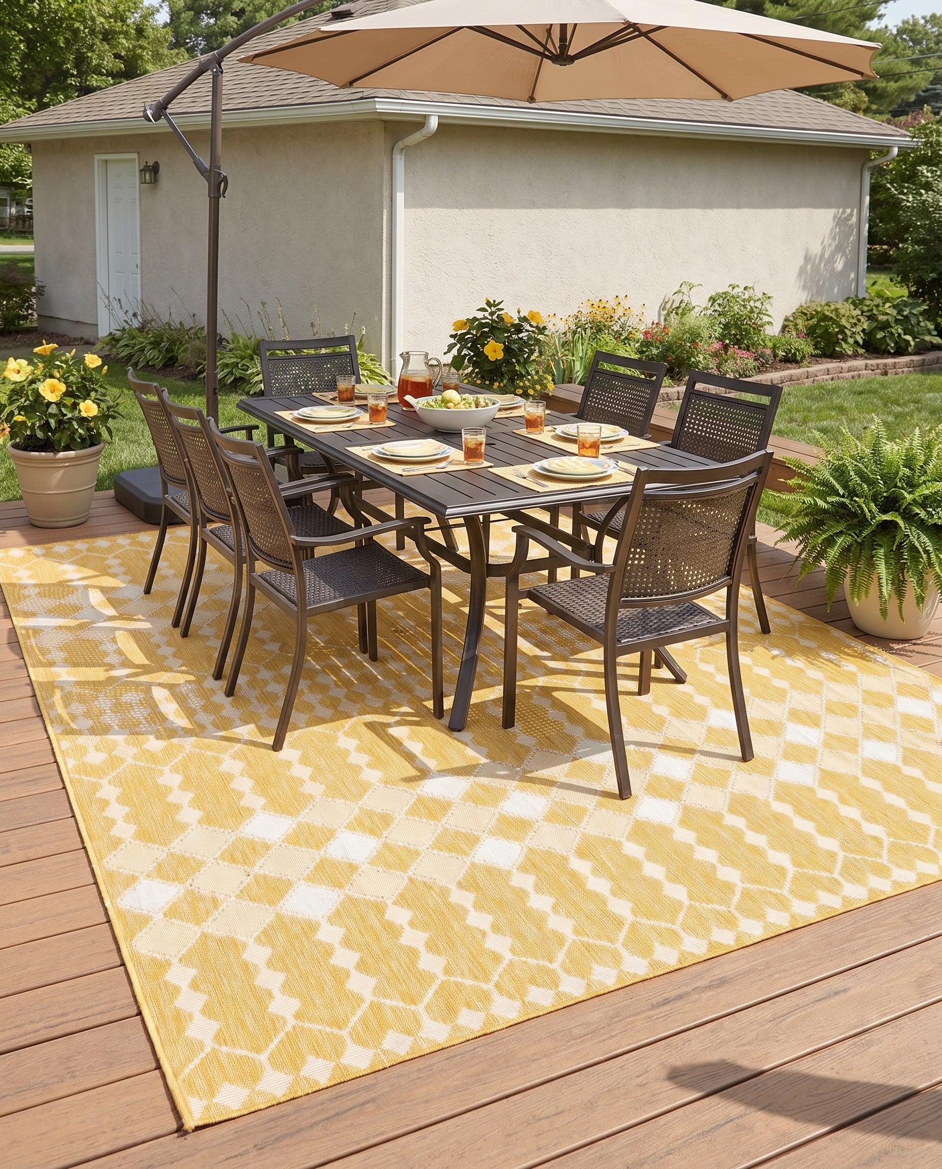 9' x 12' Easy-Clean Lattice Indoor / Outdoor Rug