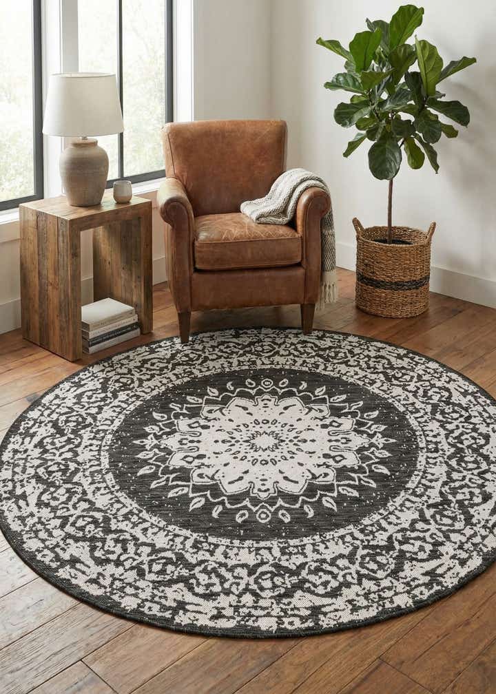 6' x 6' Easy-Clean Traditional Indoor / Outdoor Round Rug