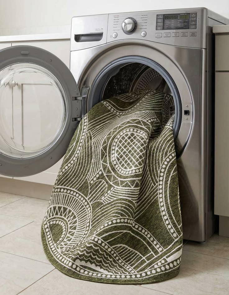 Detail image of 7' 10 x 7' 10  Washable Traditional Indoor / Outdoor Round Rug