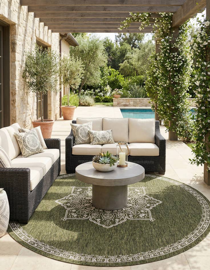 Detail image of 12' x 12'  Washable Traditional Indoor / Outdoor Round Rug