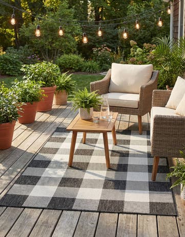 4' x 6' Easy-Clean Checkered Indoor / Outdoor Rug