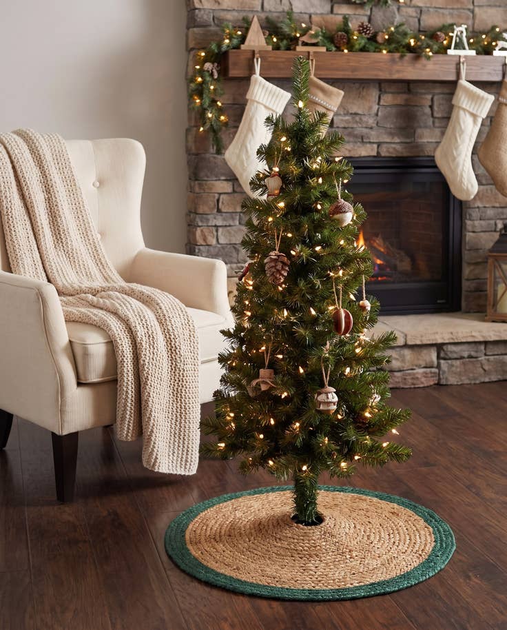 Detail image of 2' 2 x 2' 2 Hand Braided Christmas Tree Skirt