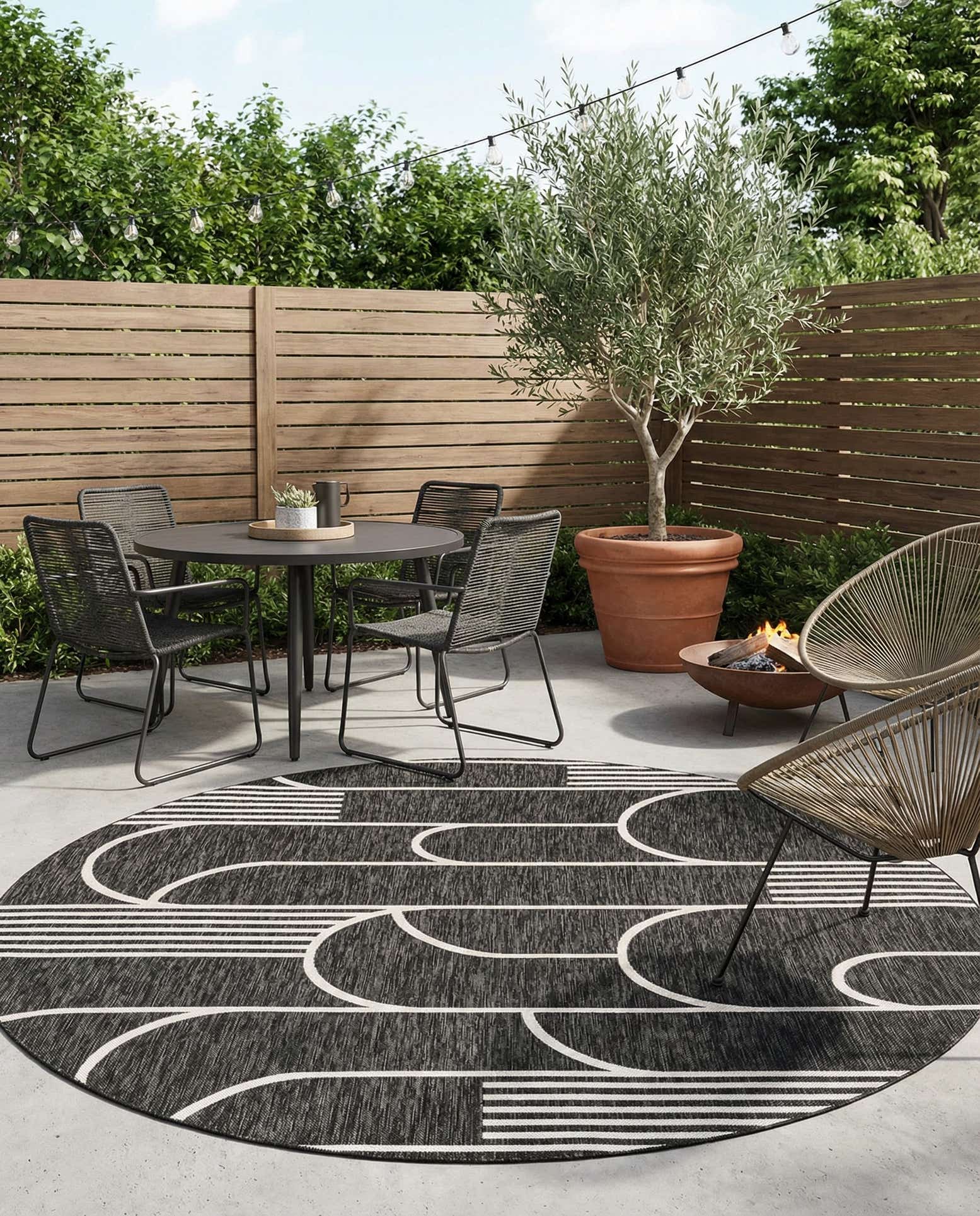 7' 10 x 7' 10 Easy-Clean Modern Indoor / Outdoor Round Rug
