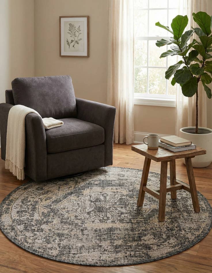 Detail image of 4' x 4'  Washable Traditional Indoor / Outdoor Round Rug