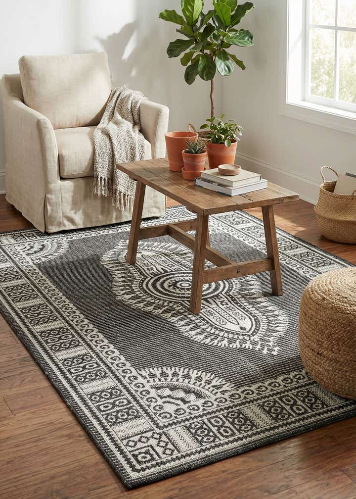 4' x 6' Easy-Clean Traditional Indoor / Outdoor Rug