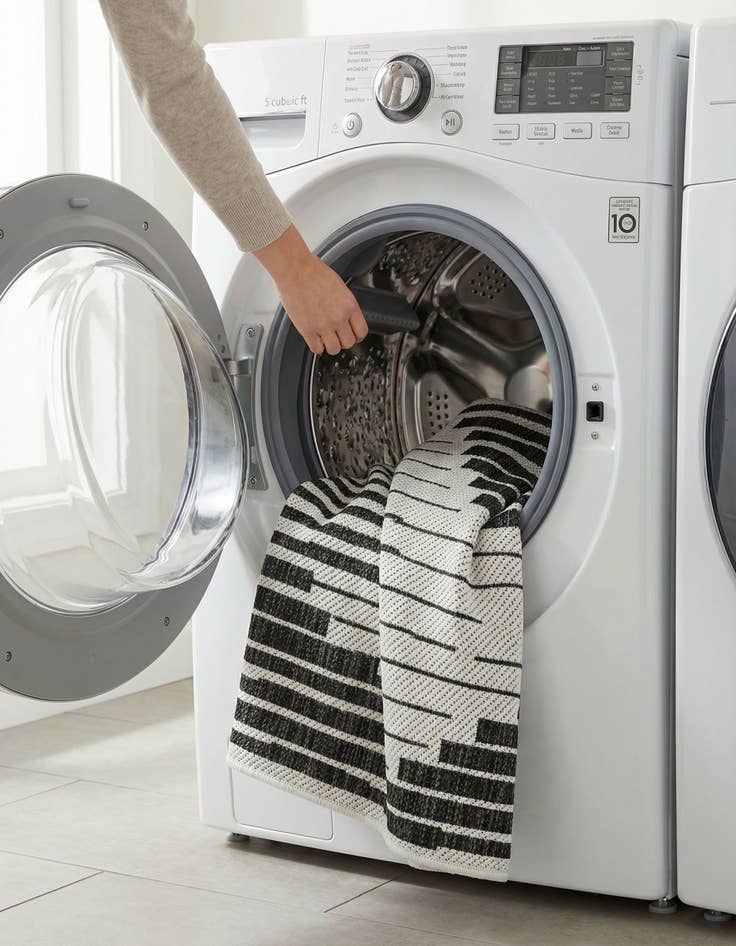 Detail image of 2' x 3'  Washable Modern Indoor / Outdoor Rug