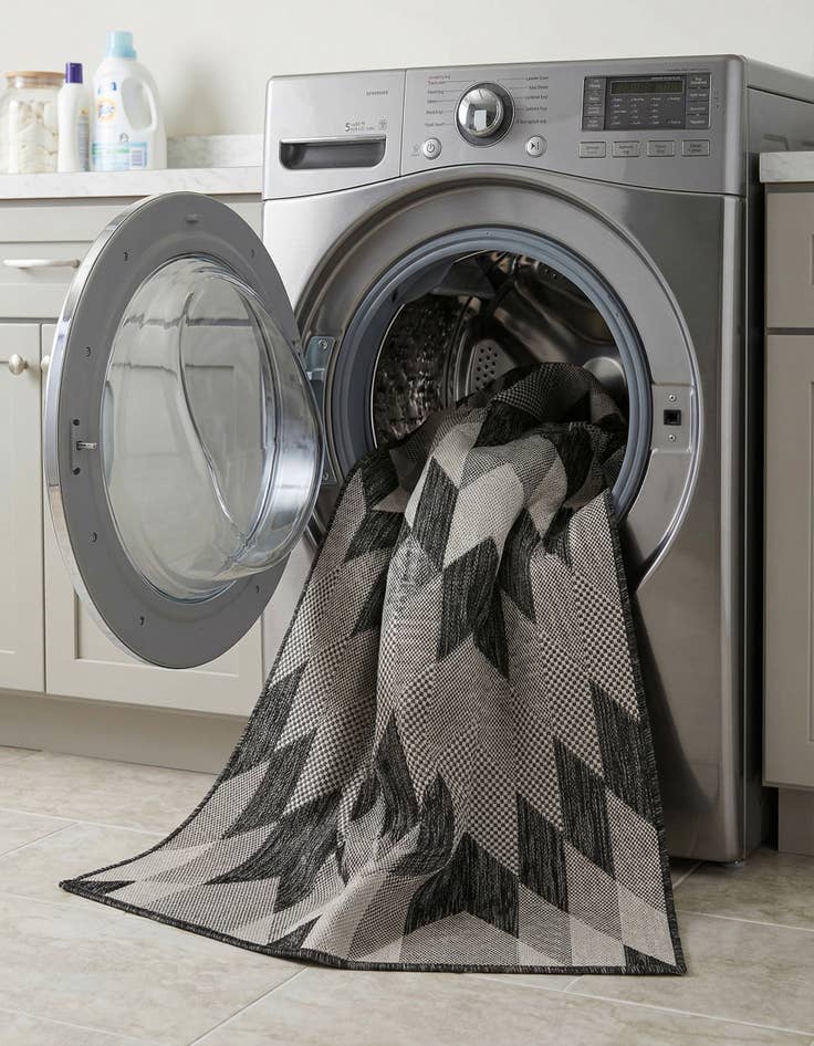 Detail image of 4' x 6'  Washable Modern Indoor / Outdoor Rug