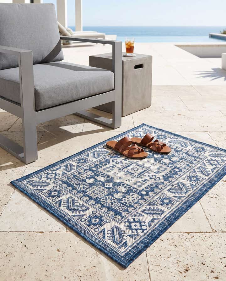 2' x 3' Easy-Clean Aztec Indoor / Outdoor Rug