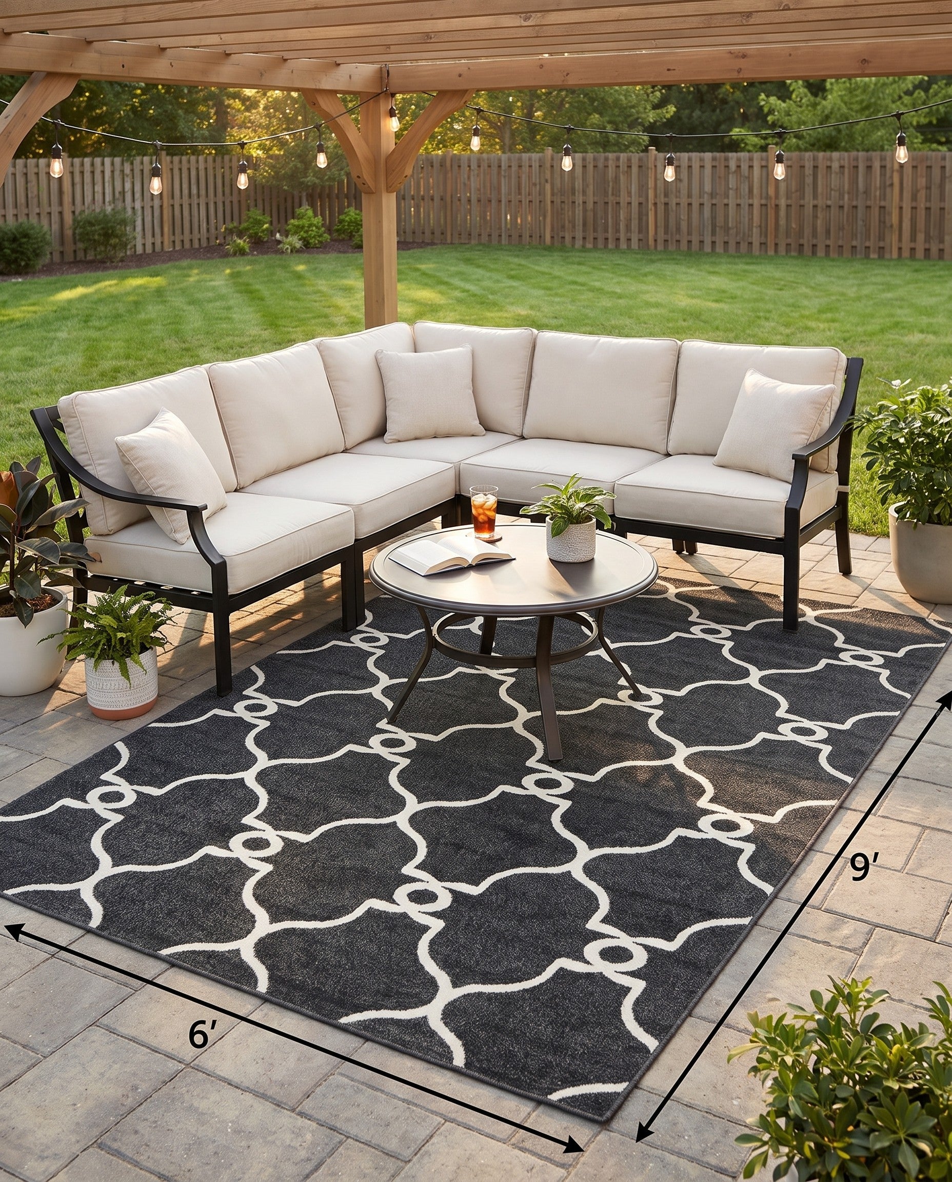 6' x 9' Easy-Clean Lattice Indoor / Outdoor Rug