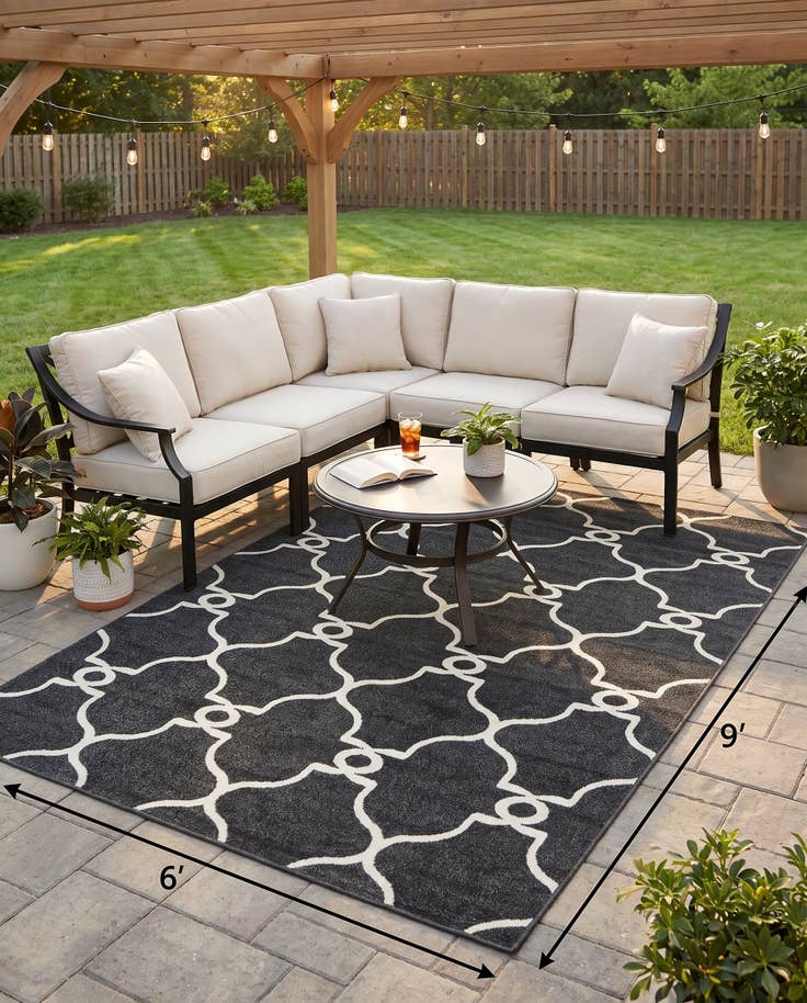 Detail image of 6' x 9' Easy-Clean Lattice Indoor / Outdoor Rug
