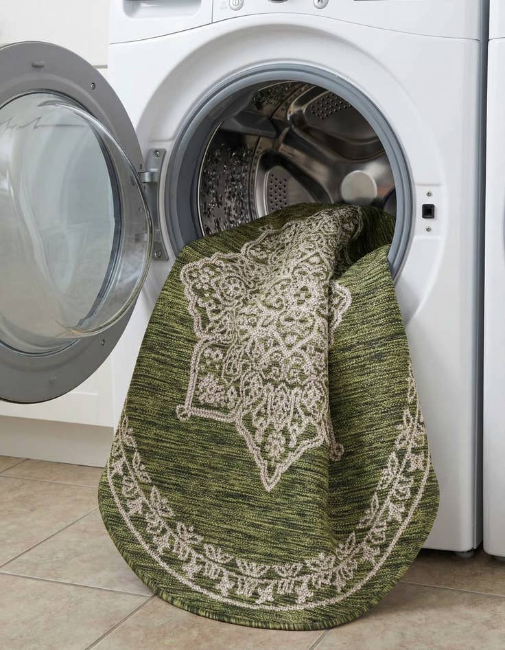 Detail image of 4' x 4'  Washable Traditional Indoor / Outdoor Round Rug