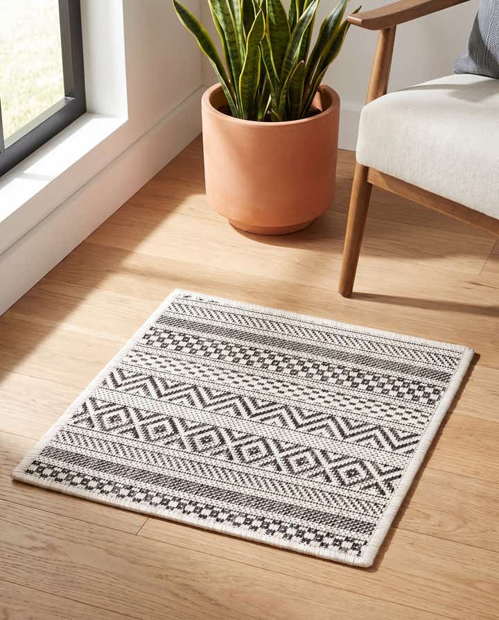 1' 4 x 1' 4 Easy-Clean Striped Indoor / Outdoor Sample Rug