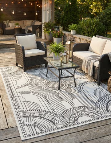 7' x 10' Easy-Clean Traditional Indoor / Outdoor Rug