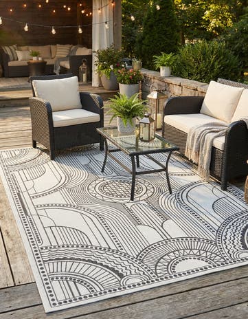 7' x 10' Easy-Clean Traditional Indoor / Outdoor Rug