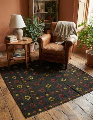 4' 2 x 4' 4 Hand Knotted Sumak Wool Square Rug