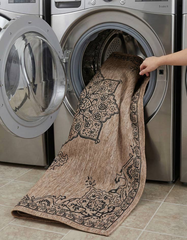 Detail image of  7' 10 x 10'  Washable Traditional Indoor / Outdoor Rug