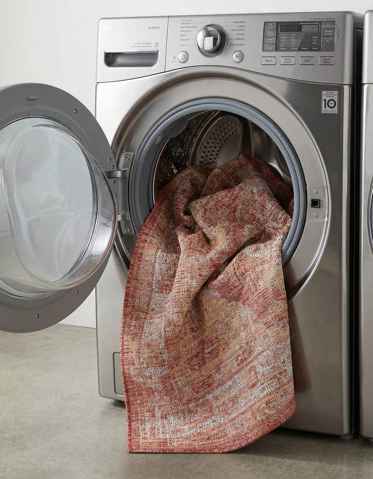 Detail image of 4' x 6'  Washable Traditional Indoor / Outdoor Rug