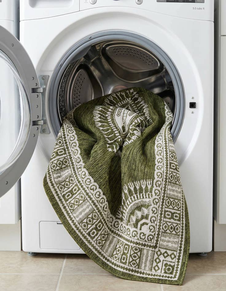 Detail image of  6' x 9'  Washable Traditional Indoor / Outdoor Rug