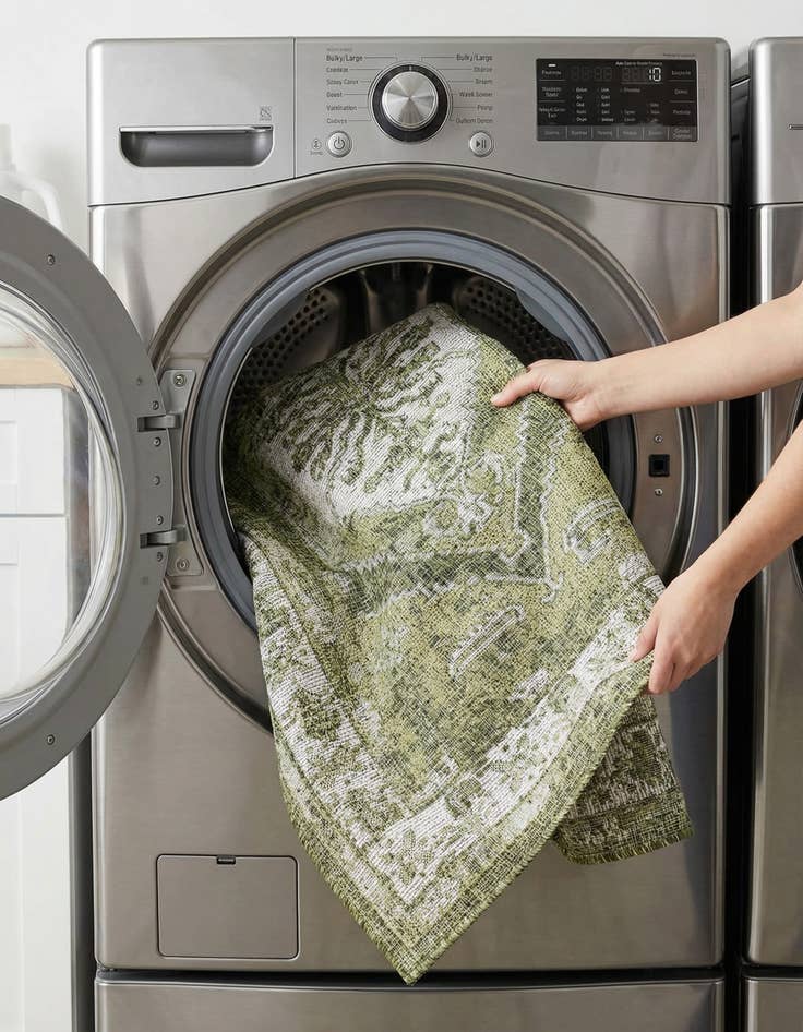 Detail image of 4' x 6'  Washable Traditional Indoor / Outdoor Rug