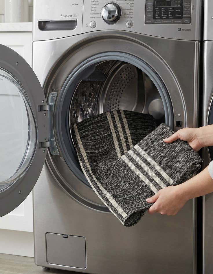 Detail image of 1' 4 x 1' 4  Washable Jill Zarin Indoor / Outdoor Sample Rug