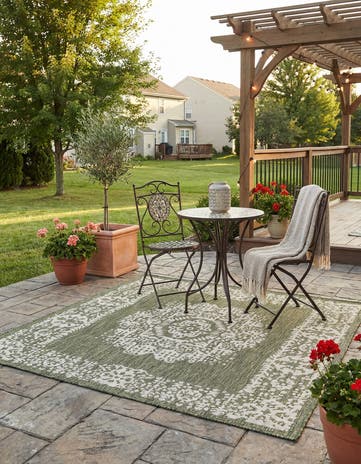 Green Easy-Clean Traditional Indoor / Outdoor Square Rug