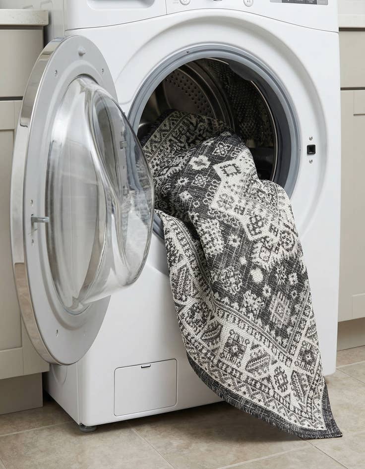 Detail image of 4' x 6'  Washable Aztec Indoor / Outdoor Rug