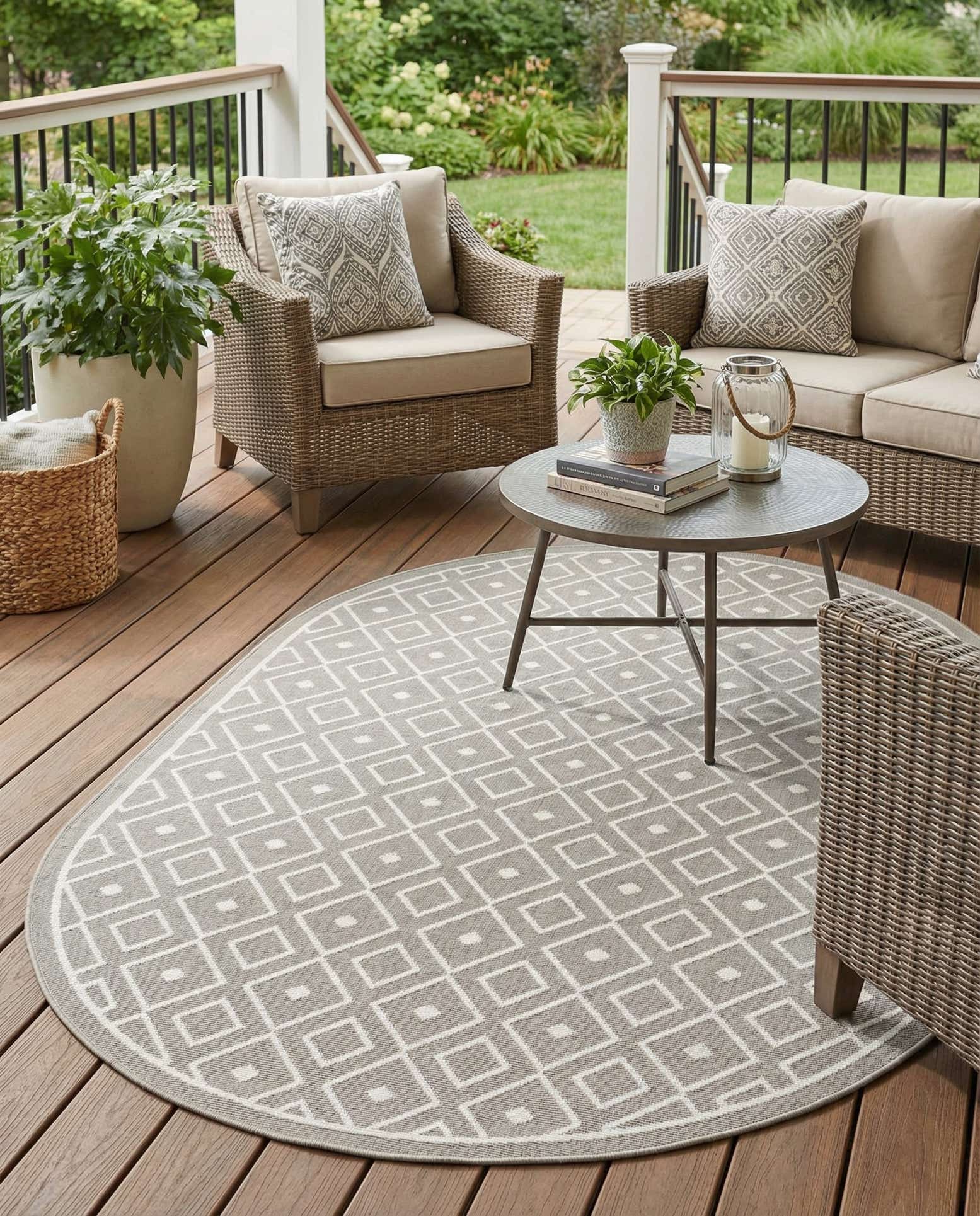 5' 3 x 8' Easy-Clean Lattice Indoor / Outdoor Oval Rug