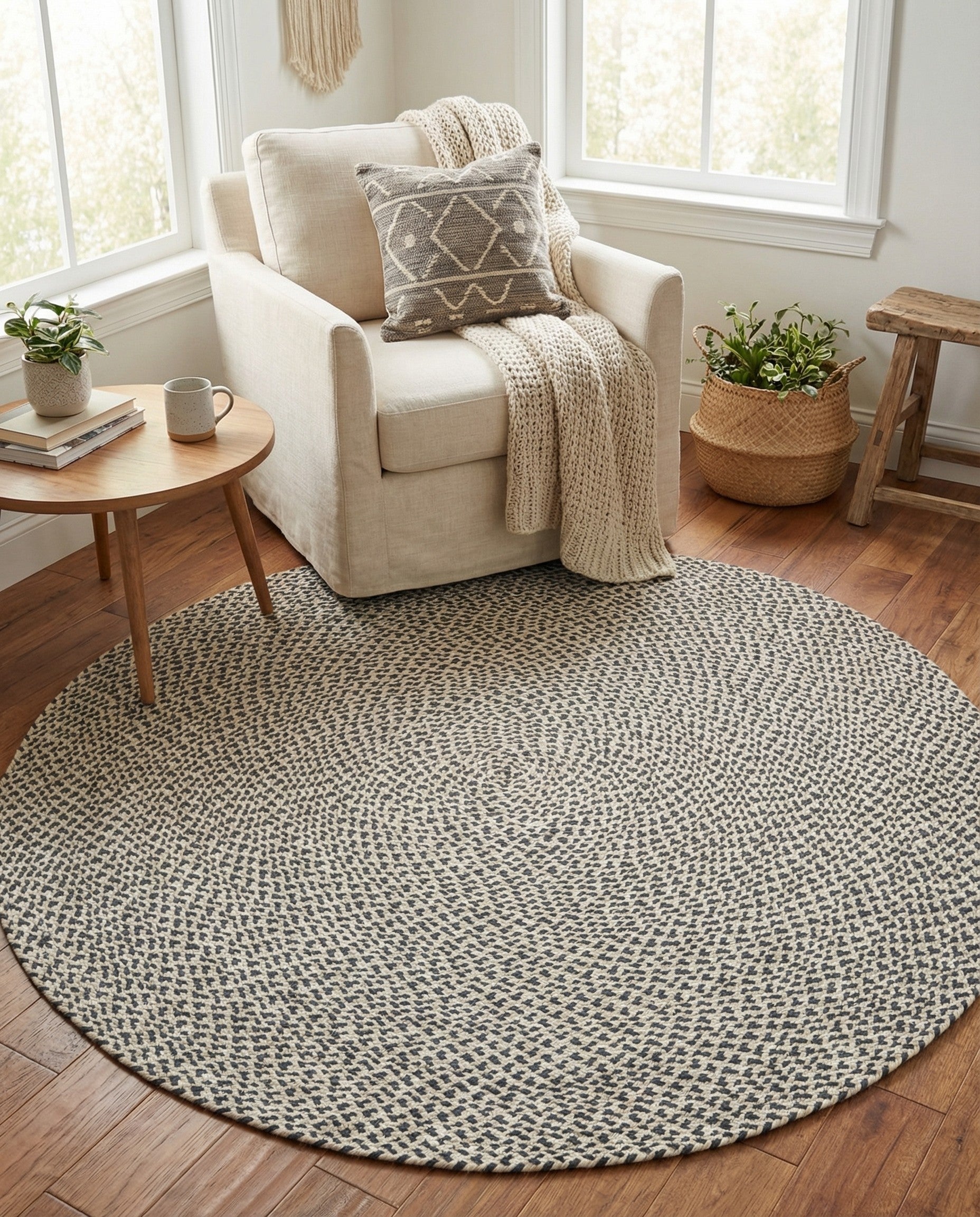  5' 1 x 5' 1  Hand Tweed Braided Jute Round Rug