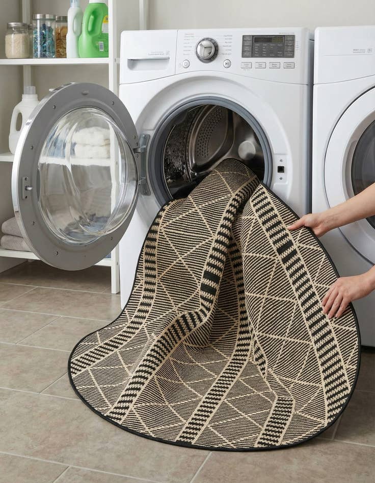 Detail image of  7' 10 x 7' 10  Washable Lattice Indoor / Outdoor Round Rug