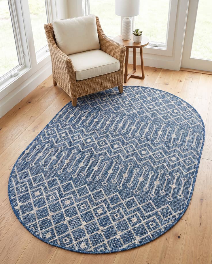 Detail image of 4' x 6' Easy-Clean Trellis Indoor / Outdoor Oval Rug