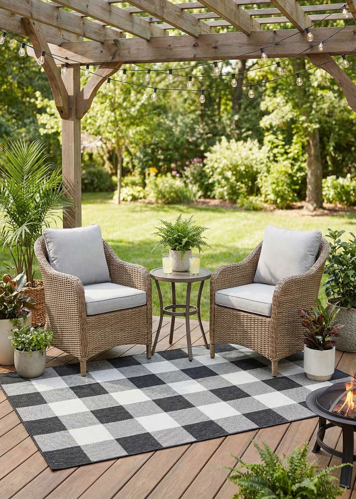 5' 3 x 8' Easy-Clean Checkered Indoor / Outdoor Rug