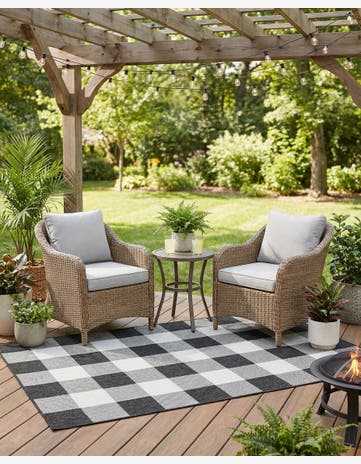 5' 3 x 8' Easy-Clean Checkered Indoor / Outdoor Rug