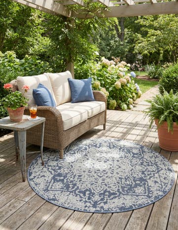 5' 3 x 5' 3 Easy-Clean Traditional Indoor / Outdoor Round Rug