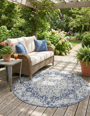 5' 3 x 5' 3 Easy-Clean Traditional Indoor / Outdoor Round Rug