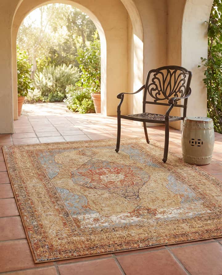 4' x 6' Easy-Clean Traditional Indoor / Outdoor Rug