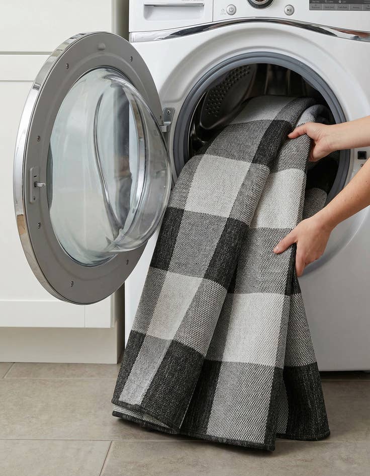 Detail image of 6' x 9'  Washable Checkered Indoor / Outdoor Rug