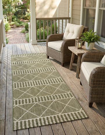 2' 7 x 5' 3 Easy-Clean Lattice Indoor / Outdoor Runner Rug