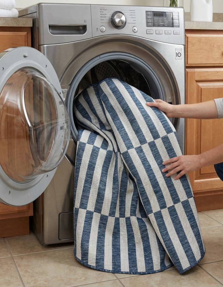 Detail image of 5' 3 x 5' 3  Washable Striped Indoor / Outdoor Round Rug