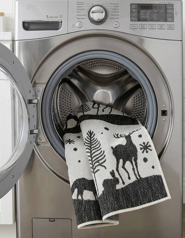 Detail image of 2' x 3'  Washable Holiday Indoor / Outdoor Rug