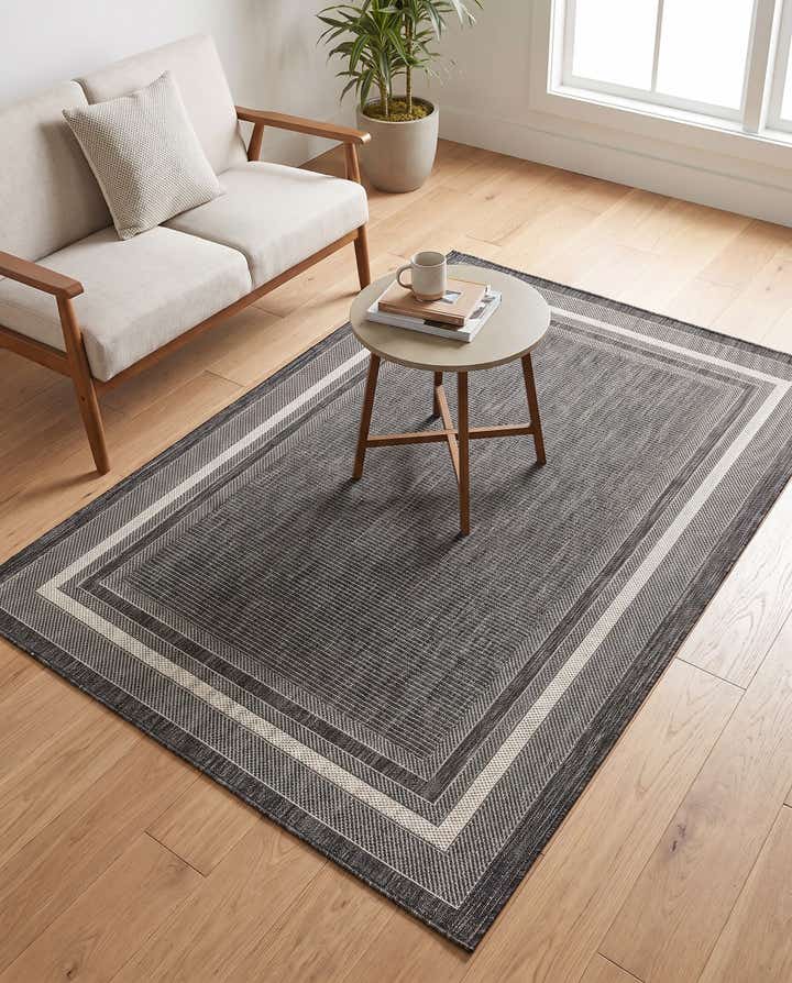 4' x 6' Easy-Clean Border Indoor / Outdoor Rug