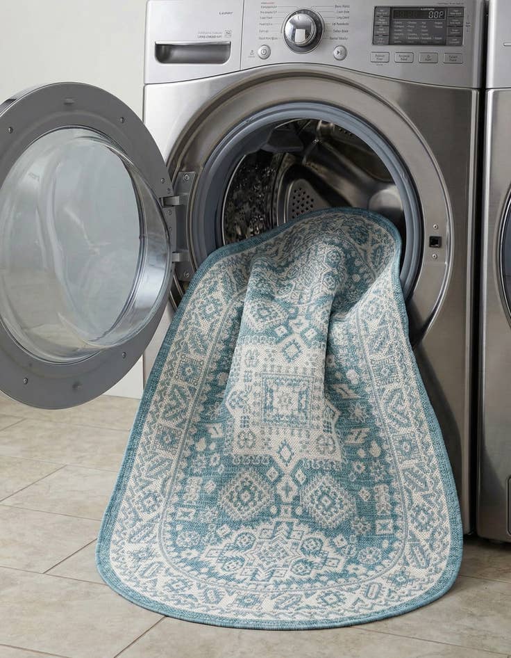 Detail image of 3' x 5' 3  Washable Aztec Indoor / Outdoor Oval Rug