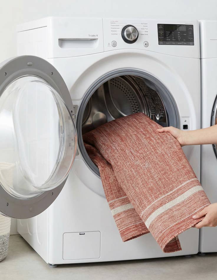 Detail image of 6' x 9'  Washable Border Indoor / Outdoor Rug