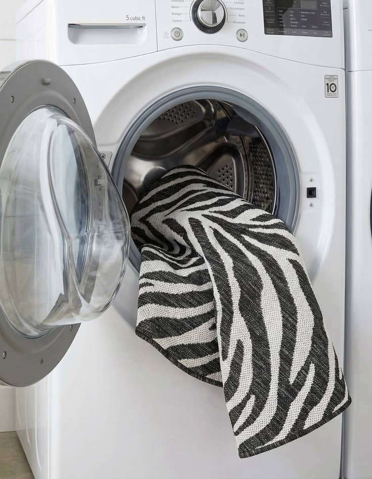 Detail image of  3' x 3'  Washable Safari Indoor / Outdoor Round Rug