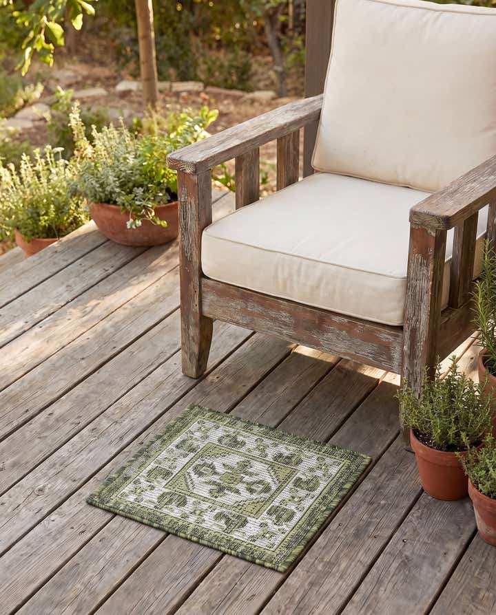 1' 4 x 1' 4 Easy-Clean Traditional Indoor / Outdoor Sample Rug