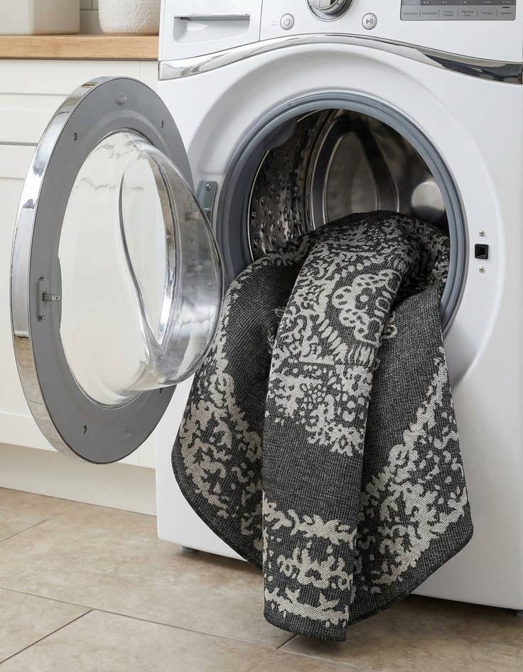 Detail image of  7' 10 x 7' 10  Washable Traditional Indoor / Outdoor Round Rug